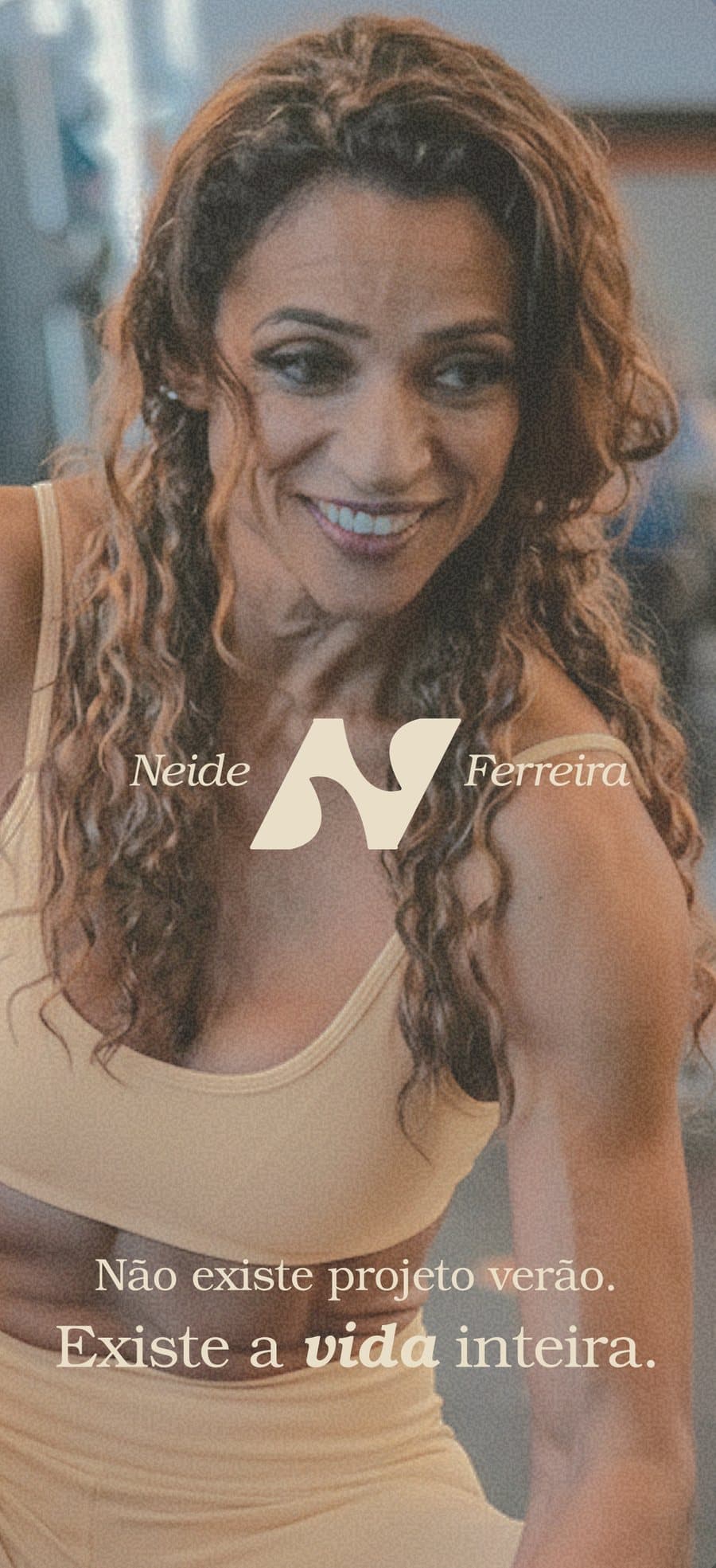 Tela de celular com a marca Neide Ferreira sobre foto dela na academia.